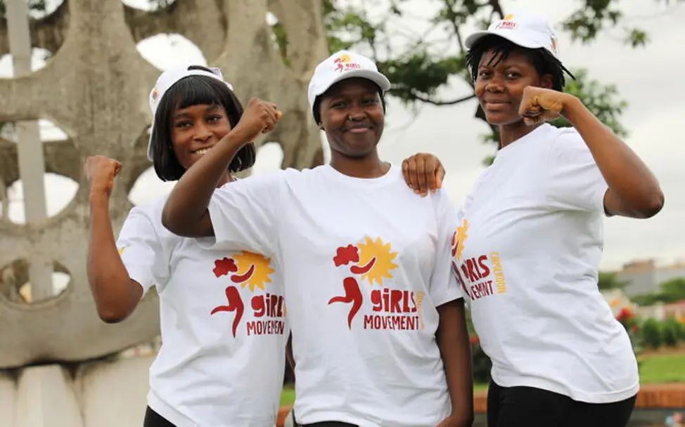 Aids einfach erklärt: Drei junge Frauen posieren in Shirts und Kappen von „Girls Movement“.
