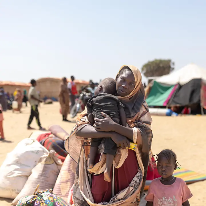 Krieg im Sudan: Mutter mit zwei Kindern