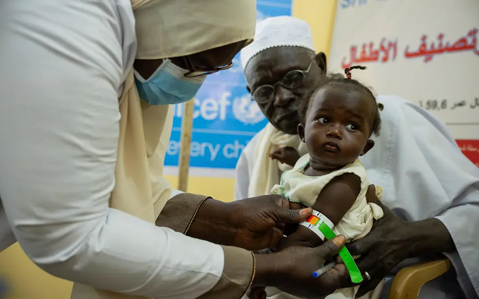 Ein Kind wird auf Mangelernährung untersucht.