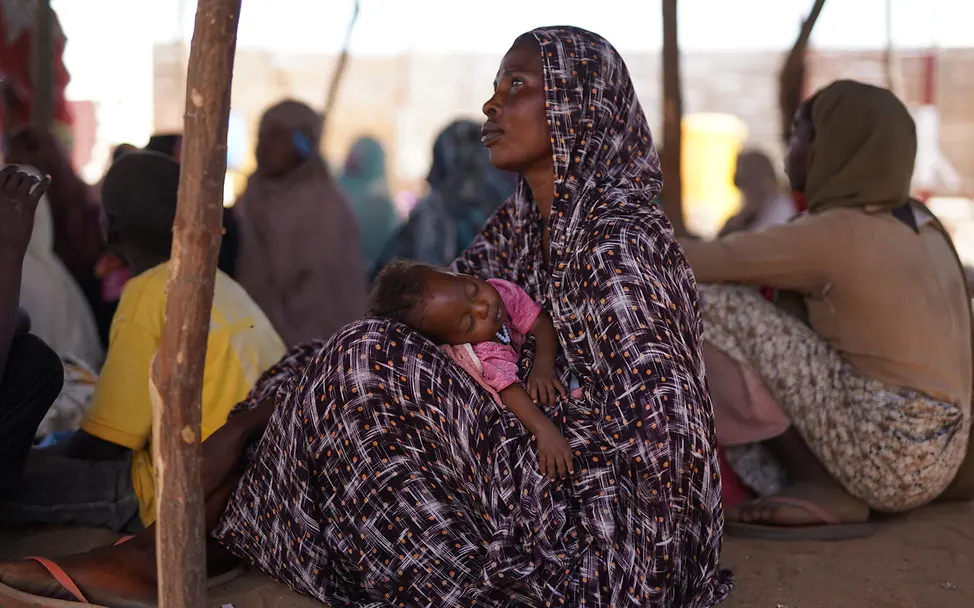 Mutter mit Kind auf Arm