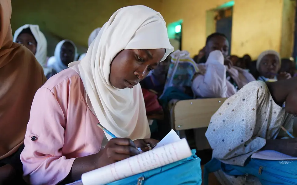 Sudan-Krieg: Mädchen schreibt in ein Schulheft