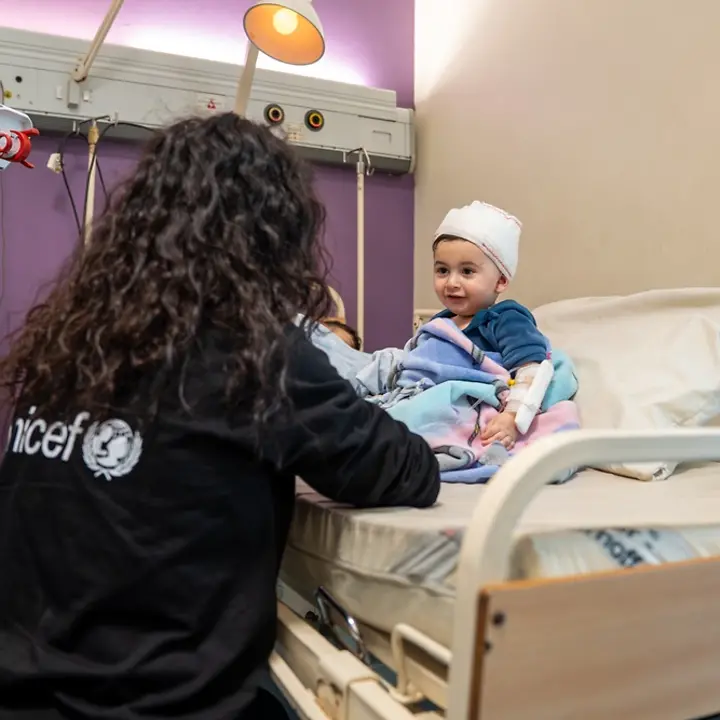 Ahmad (zehn Monate) sitzt auf einem Krankenhausbett in Beirut, Libanon.