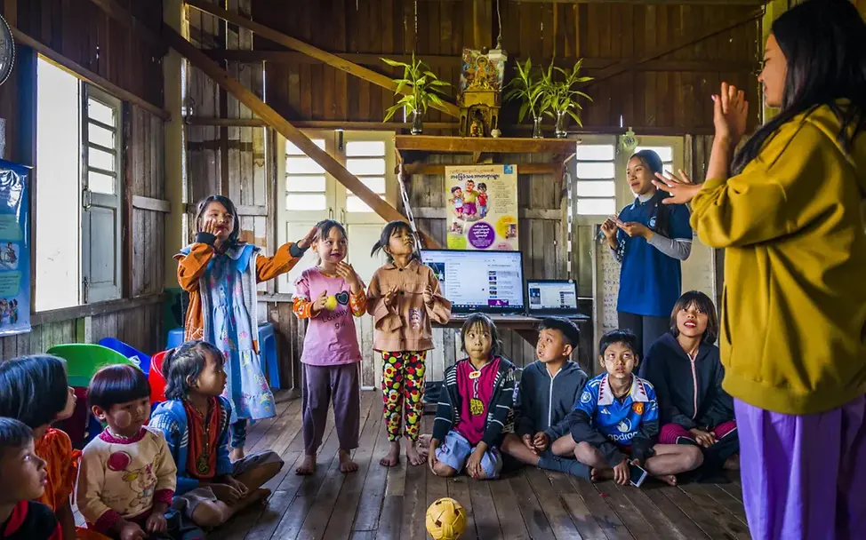 Kinder spielen in einem kinderfreundlichen Ort in Myanmar