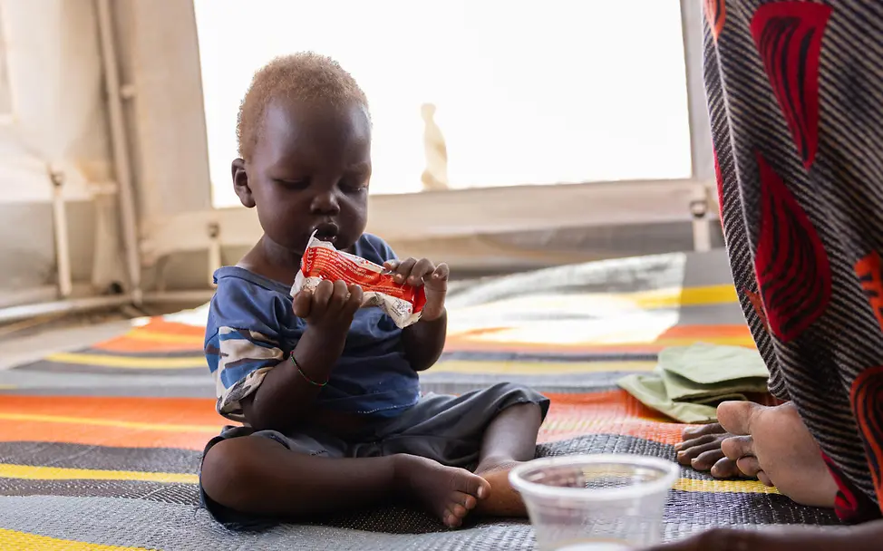 Sudan Hungersnot: Kleinkind isst Erdnusspaste