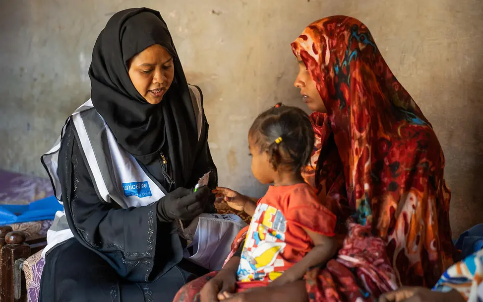 Sudan Hungersnot: UNICEF-Mitarbeiterin gibt Mutter Spezialnahrung