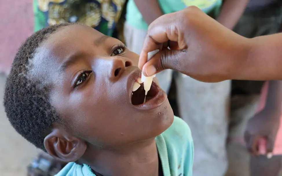 Mosambik Überschwemmungen: Ein Junge bekommt eine Schluckimpfung gegen Cholera.