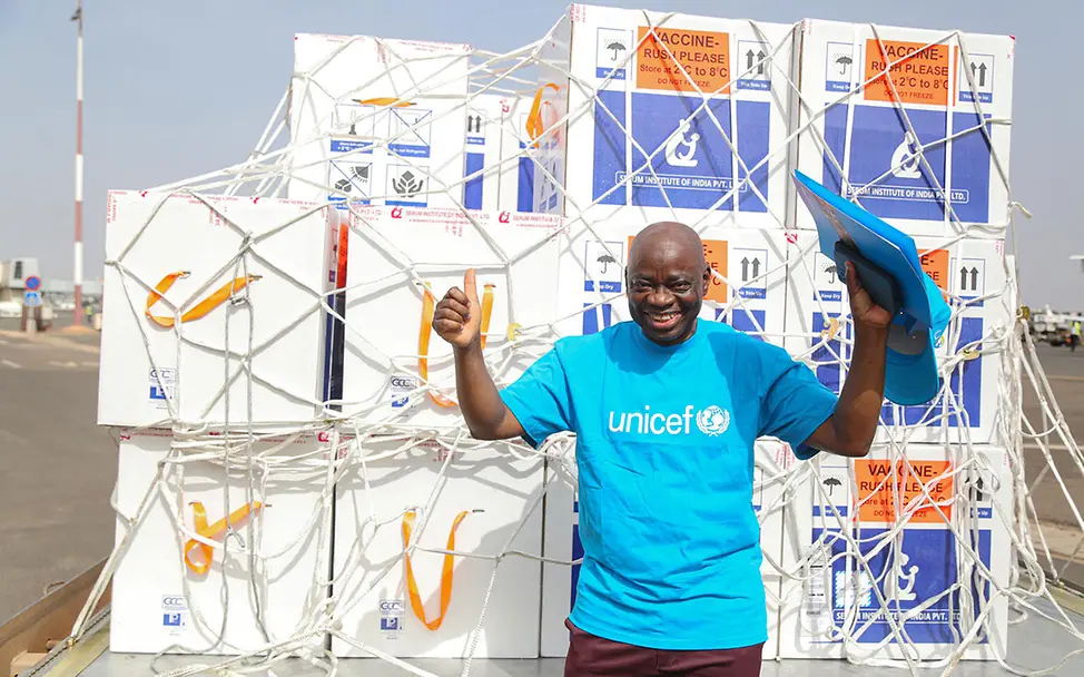 Malaria: Ein UNICEF-Mitarbeiter in Mali freut sich über die Ankunft von Malaria-Impfstoffen. 