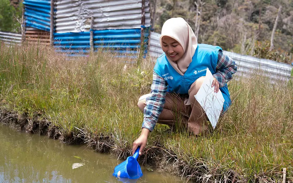 Malaria: Eine UNICEF-Mitarbeiterin untersucht das Wasser in einem Gewässer in Indonesien. 