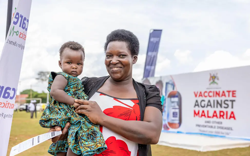 Malaria: Eine Mutter in Uganda hält ihr Baby auf dem Arm. 