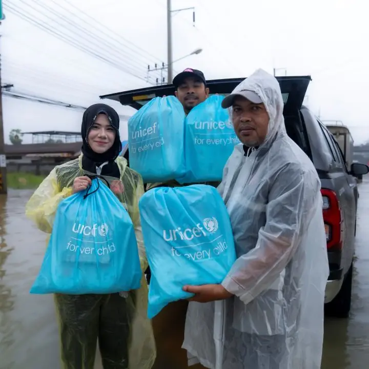 Spenden Monsun in Asien: Eine Familie in Südthailand bekommt Hilfsgüter. 