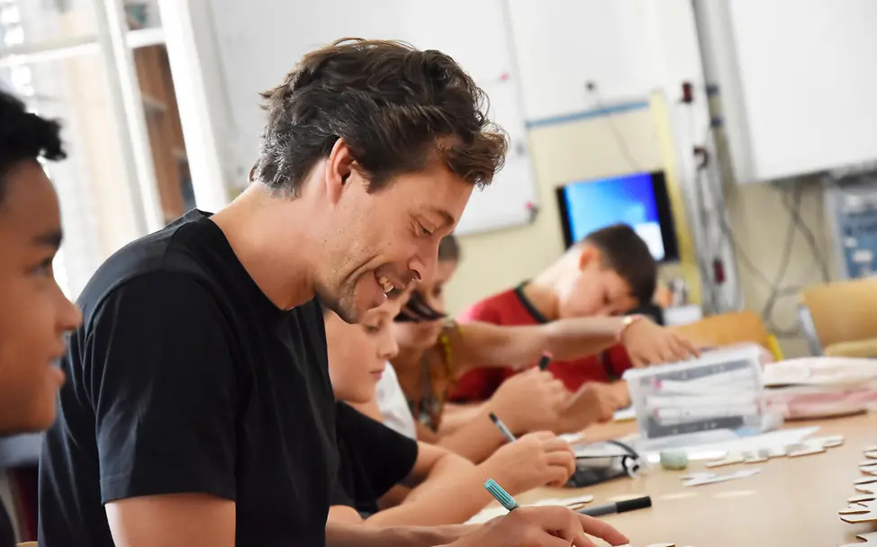 Tobias Krell bei einer Aktion zum Weltkindertag. | © Deutsches Kinderhilfswerk Tobias Krell in einer Schulklasse