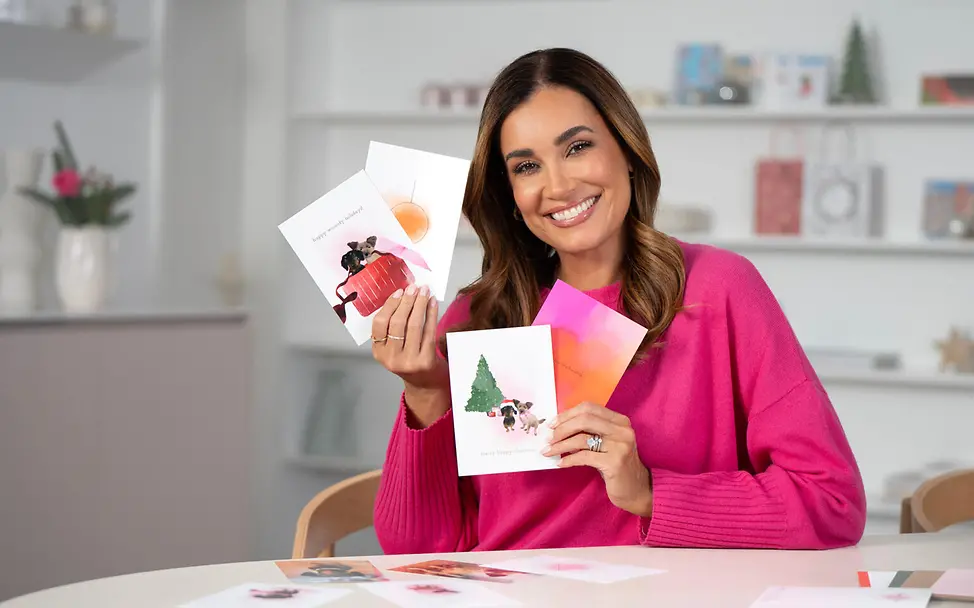 Jana Ina Zarella präsentiert ihre Weihnachtskarten | © UNICEF/Sachse-Grimm Jana Ina Zarella präsentiert ihre Weihnachtskarten