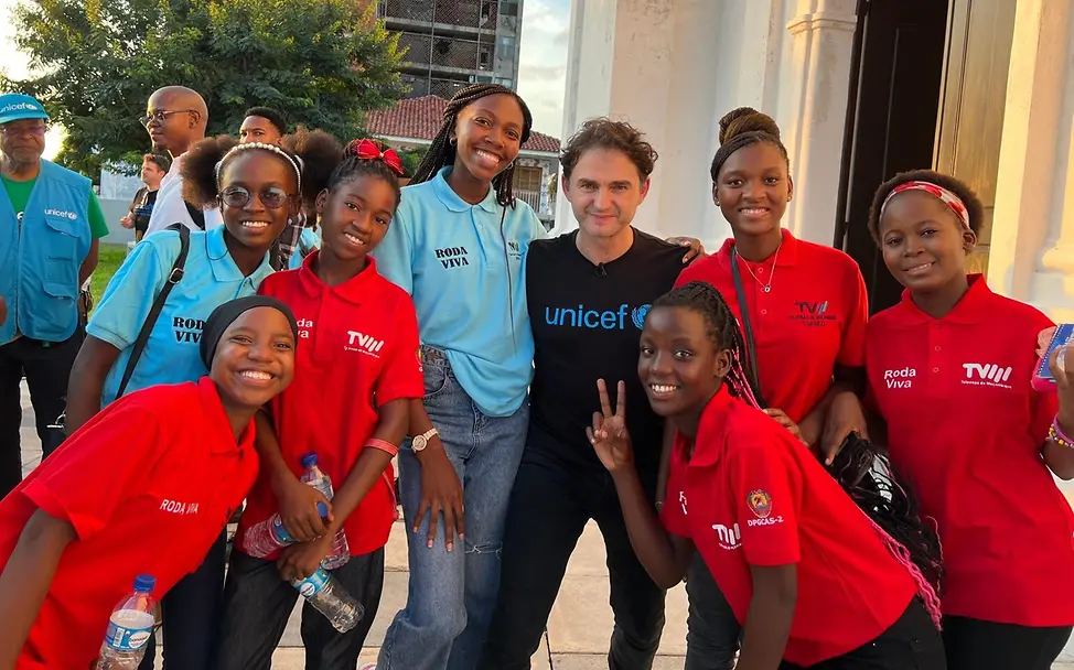 Lenn Kudrjawitzki mit einer Jugendgruppe in Mozambique | © UNICEF/UNI511424/Berger Lenn Kudrjawitzki mit einer Jugendgruppe in Mozambique