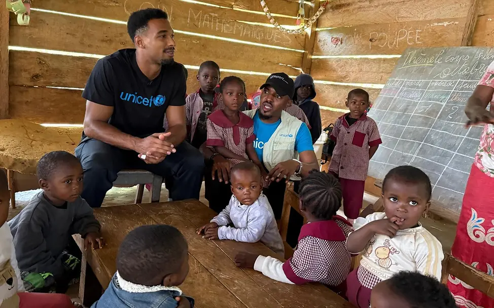 Leo Neugebauer besucht einen Kindergarten | © UNICEF/UNI884599/Berger Leo Neugebauer in Kindergarten in Kamerun