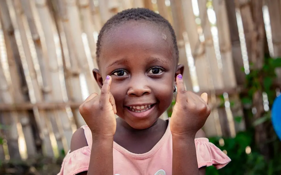 Davina (4) zeigt ihre markierten Finger nach einer Polio-Impfung in Kisangani in der Demokratischen Republik Kongo.