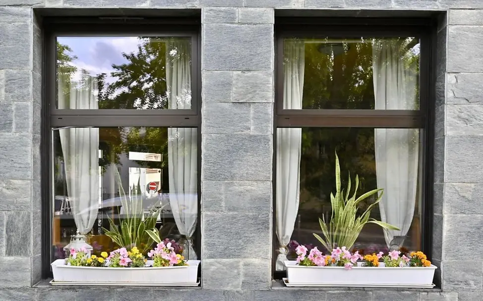 Gewalt in der Kindheit: Fenster eines Wohnhauses