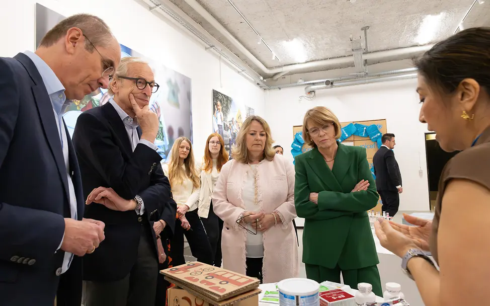 Christian Schneider,  Georg Graf Waldersee, Regine Weber und Elke Büdenbender beim Rundgang durch das UNICEF-Warenlager.