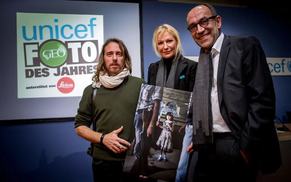 Alessio Romenzi mit Sabine Christiansen und Peter-Matthias Gaede. ©UNICEF/Zimmermann Alessio Romenzi mit Sabine Christiansen und Peter-Matthias Gaede. ©UNICEF/Zimmermann