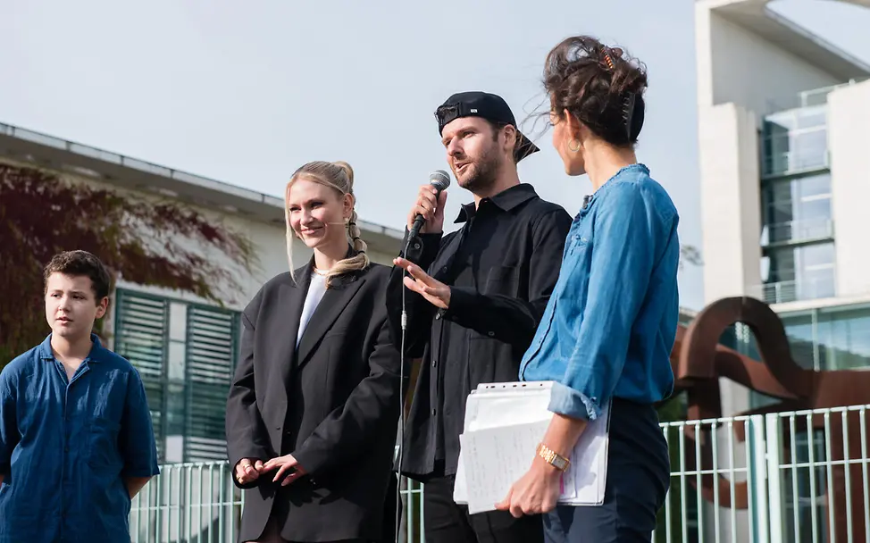 Band Glasperlenspiel am Weltkindertag vor dem Bundeskanzleramt