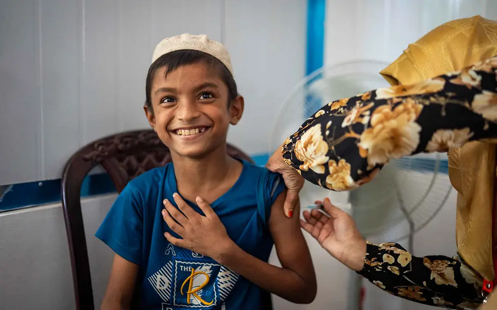 Warum impfen: Ein Junge bekommt eine Typhus-Impfung in den Arm.