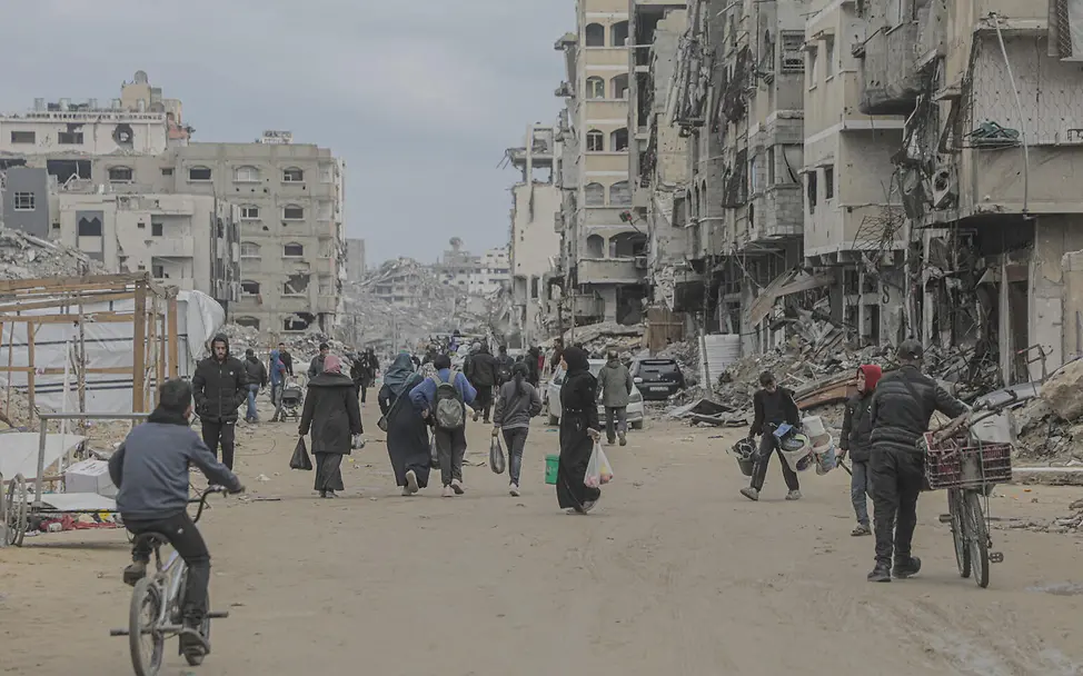 Einwohner*innen von Gaza-Stadt sind zwischen den Trümmern der zerstörten Stadt unterwegs. | © UNICEF/Nateel Gaza Spenden: Einwohner*innen von Gaza-Stadt sind zwischen den Trümmern der zerstörten Stadt unterwegs.