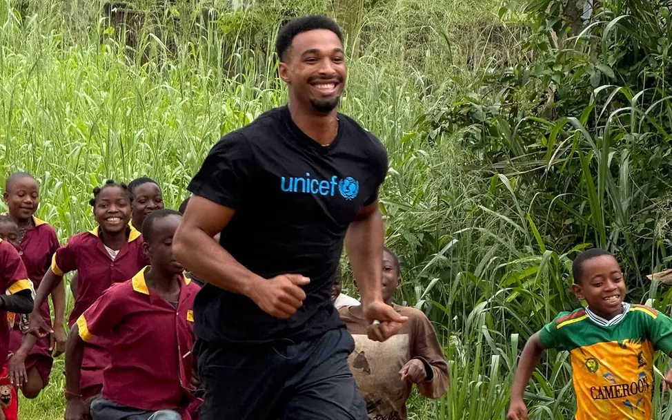 Leo Neugebauer gibt eine Sportstunde | © UNICEF/UNI884598/Berger Leo Neugebauer beim Sport mit Kindern in Kamerun