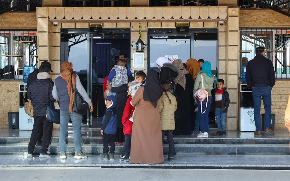 Auswirkungen des Konflikts im Nahen Osten: Familien fliehen aus dem Libanon nach Syrien.