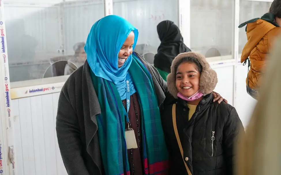 Auswirkungen des Konflikts im Nahen Osten: Syan (15) und UNICEF-Mitarbeiterin Fathia Omar Hassan.