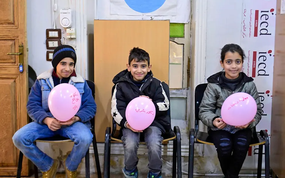 Auswirkungen des Konfliks im Nahen Osten: Nour (11), Weam (10) und Mayar (13) in Syrien in einem kinderfreundlichen Zentrum.