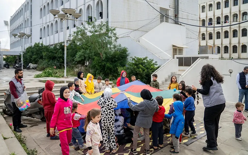 Auswirkungen des Konflikts im Nahen Osten: UNICEF unterstützt vertriebene Kinder mit psychosozialen Aktivitäten.