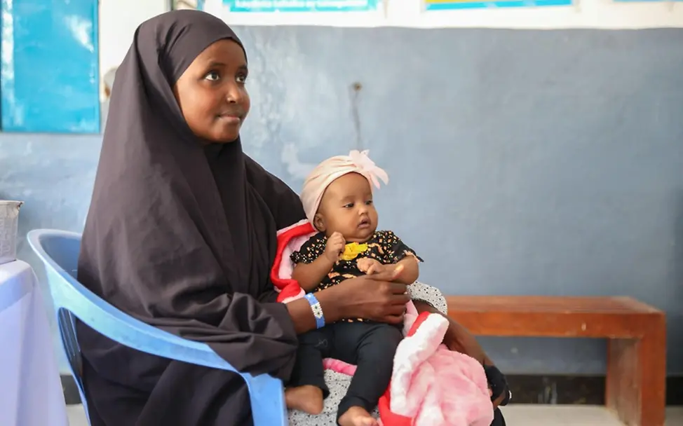 Auswirkungen des Konflikts im Nahen Osten: Mutter und Kind in einem Gesundheitszentrum in Somalia.