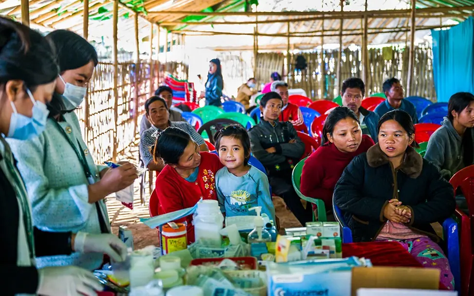 Auswirkungen des Konflikts im Nahen Osten: Familien in einem von UNICEF unterstützten Gesundheitszentrum. 