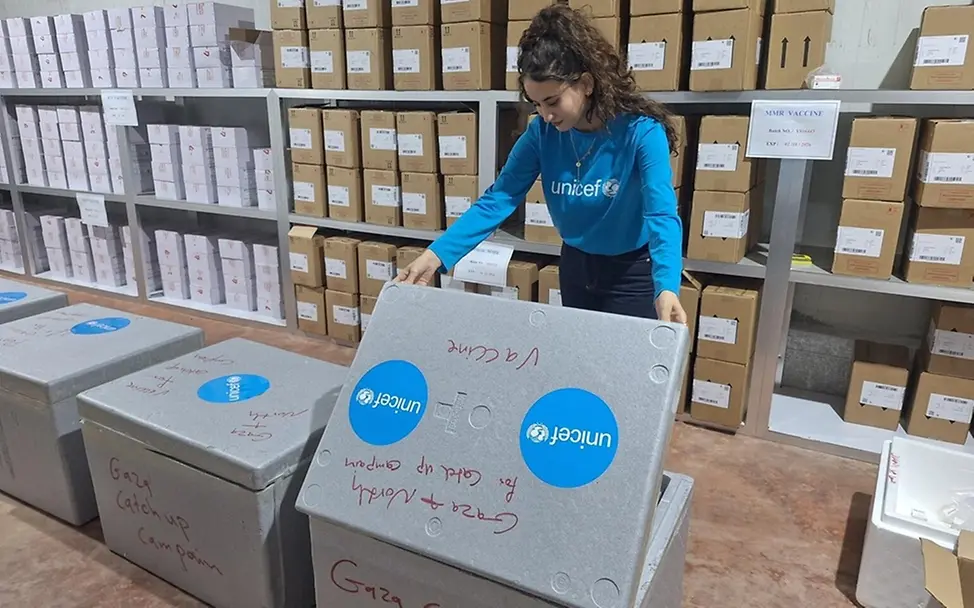 Auswirkungen des Konflikts im Nahen Osten: Eine UNICEF-Mitarbeiterin bereitet in Gaza Hilfslieferungen für Kinder vor.