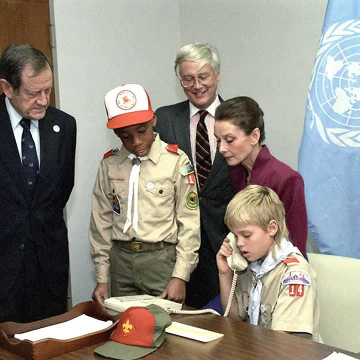 Ein wichtiger Schritt für die Zukunft: Verabschiedung der UN-Kinderrechtskonvention | © UNICEF/John Isaac 80 Jahre UNICEF Jubiläum: Das UN-Büro in Genf wird über die Verabschiedung der Kinderrechte informiert.