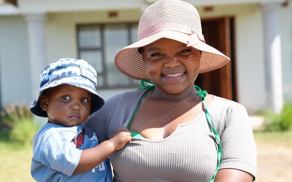 Kindererziehung Tipps: Lethokuhle und ihr Sohn Kusaselihle stehen vor ihrem Haus in KwaZulu-Natal in Südafrika.