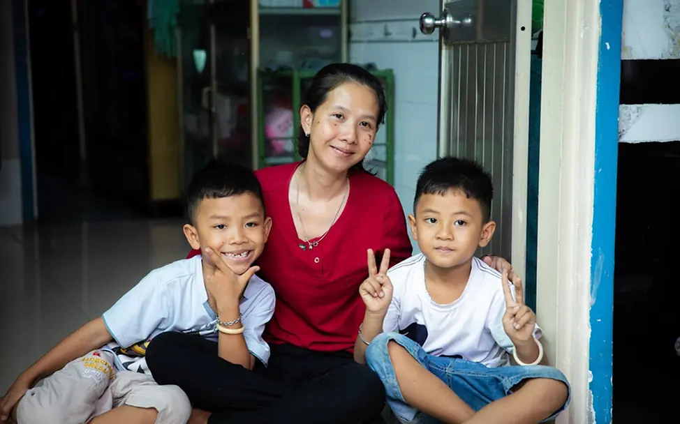 Kindererziehung Tipps: Hương (30) zusammen mit ihren Söhnen Phúc (7) und Thọ (5).