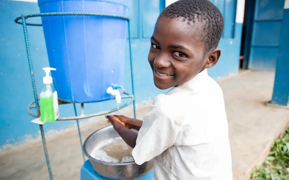 Ein Junge im Kongo wäscht sich die Hände | © UNICEF/Ndomba Ebola Afrika spenden: Wirksame Hygienemaßnahme: Ein Junge im Kongo wäscht sich die Hände.