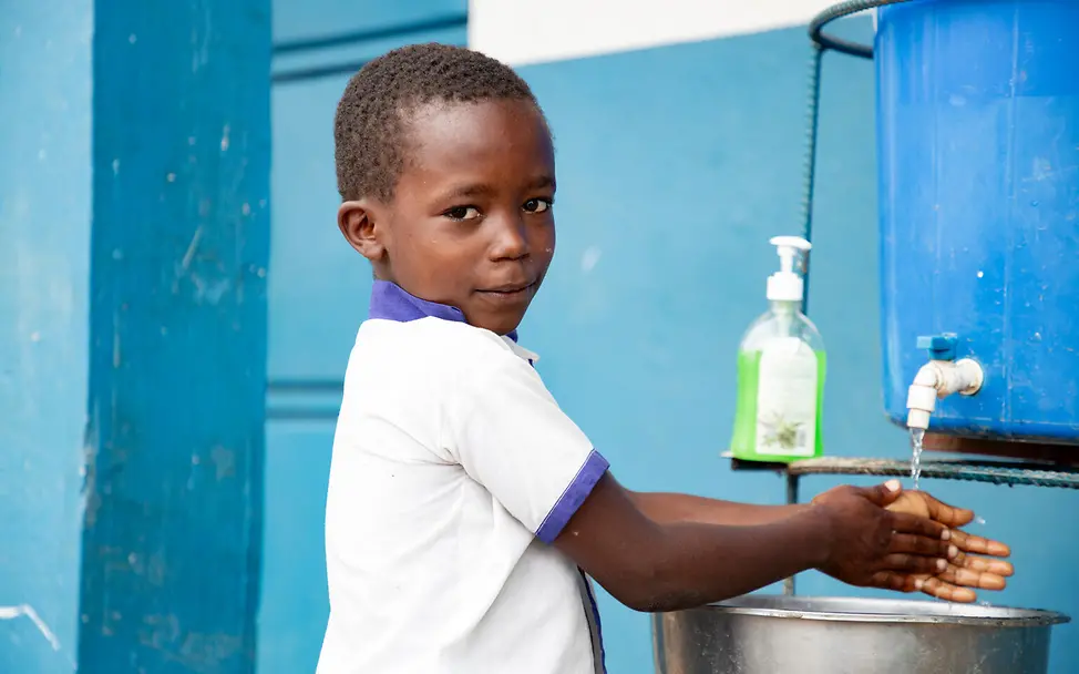 Ein Junge an einer Grundschule in der Demokratischen Republik Kongo wäscht sich die Hände. | © UNICEF/Ndomba Ebola Kongo: In der Demokratischen Republik Kongo gab es einen neuen Ebolaausbruch - UNICEF hilft.