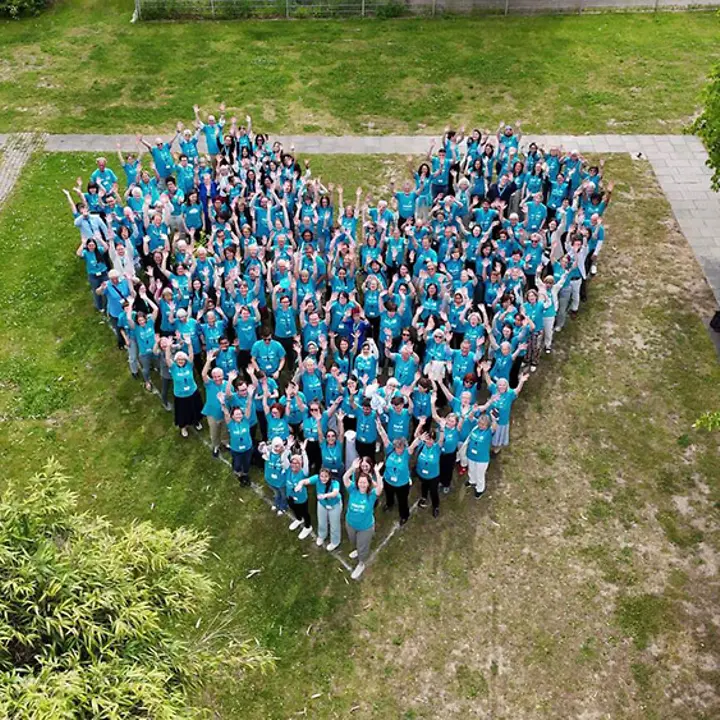 UNICEF AG-Tagung in Karlsruhe © UNICEF/AirPixel Studios UNICEF-Engagierte stehen in einem Herz zusammen und jubeln.