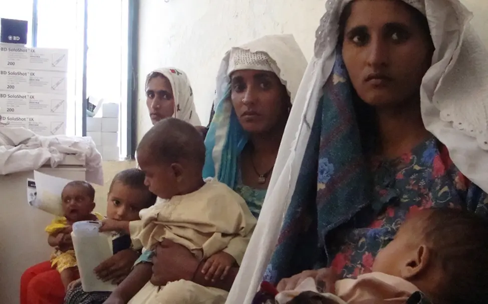 Mütter warten mit ihren Kindern auf eine medizinische Behandlung. ©UNICEF/Faisal Yousaf Mütter warten mit ihren Kindern auf eine medizinische Behandlung. ©UNICEF/Faisal Yousaf