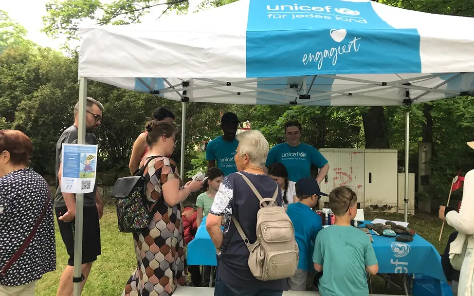 Wir feiern den Kindertag - beim Kinderfest der Parkeisenbahn Der Stand der UNICEF-AG Dresden zum Kindertag mit bastelnden Kindern und Besuchern.