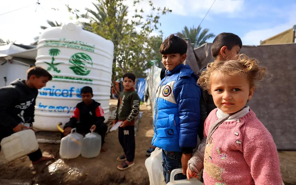 UNICEF 80 Jahre Fotos: Gemeinsam holen Kinder Wasser im Gazastreifen 2026.