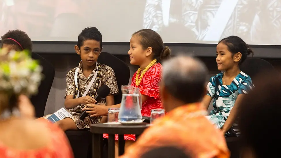 UNICEF 80 Jahre Fotos: Kinder bei einer Podiumsdiskussion in Samoa.