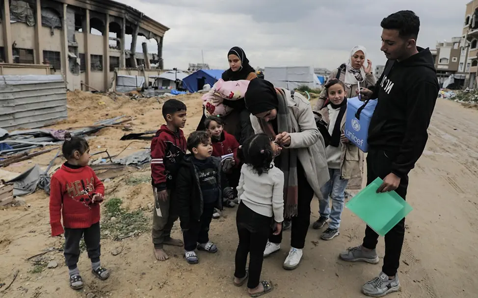 UNICEF 80 Jahre Fotos: Im Norden des Gazastreifens erhalten Kinder im Rahmen einer Impfkampagne Polioimpfungen, 2024.