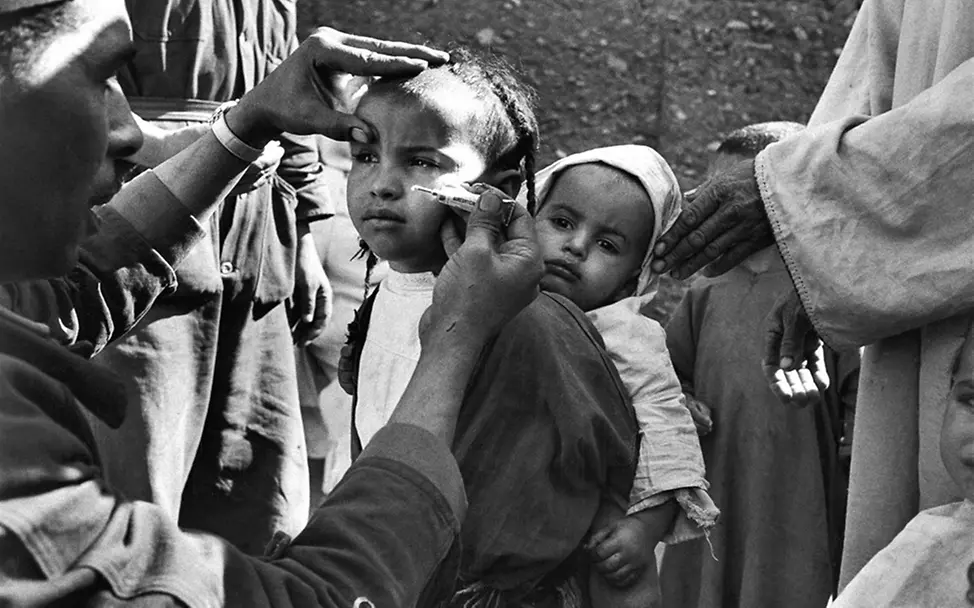 UNICEF 80 Jahre Fotos: Medizinische Behandlung, 1953 in Marokko.