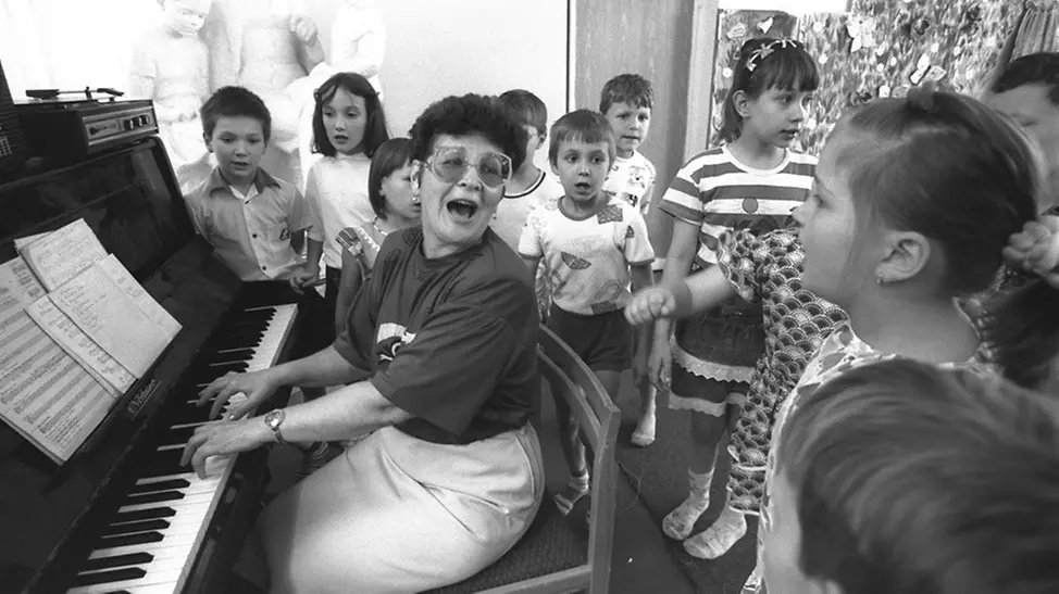 UNICEF 80 Jahre Fotos: Klaviermusik und Gesang in der Nähe von Moskau, 1995.