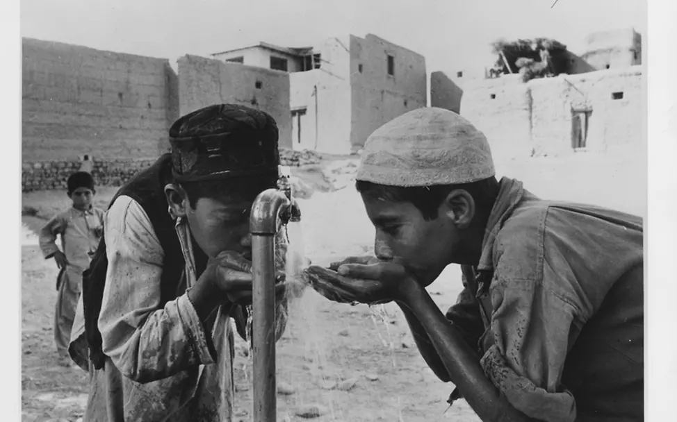 UNICEF 80 Jahre Fotos: Jungen stillen ihren Durst an einem heißen Tag in Afghanistan, 1976.