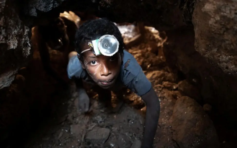 Sambilahatsa (12) mit Kopflampe in einer Mica-Mine