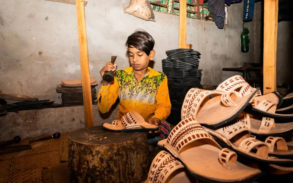 Arif Hossain (12) arbeitet als Lehrling in einer Schuhfabrik