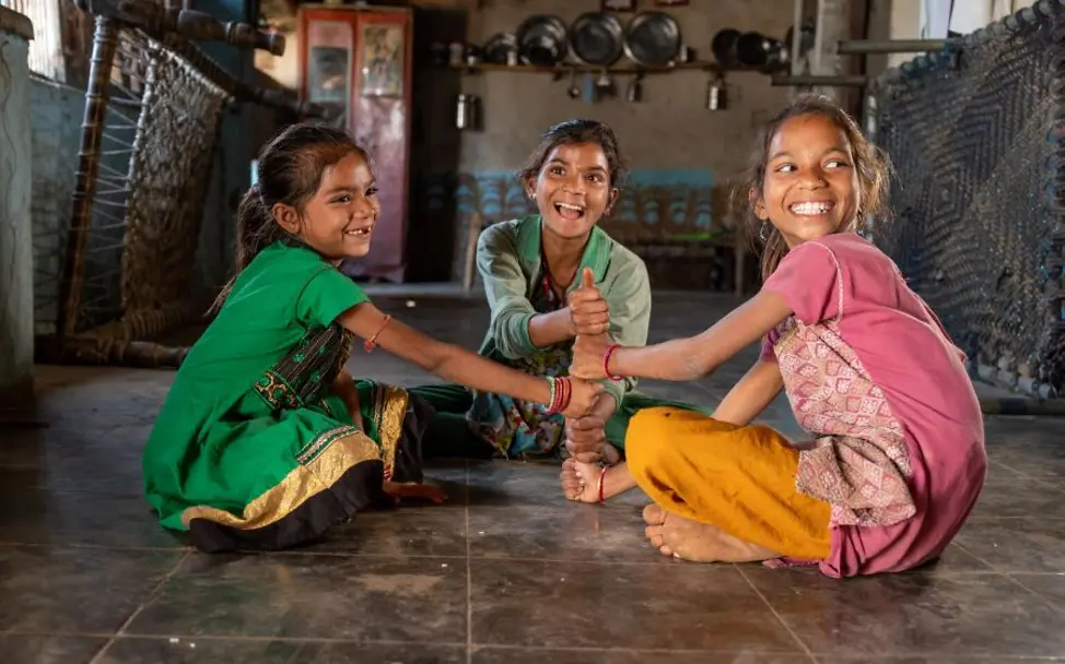 Das Foto zeigt drei Geschwister in Surat District in Gujarat State, Indien.